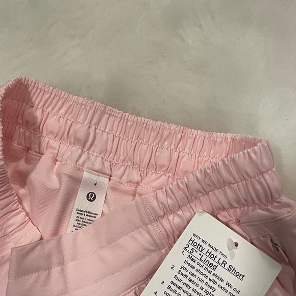 Lululemon Hotty Hot Low-Rise Short 2.5” - Picture 3 of 4
